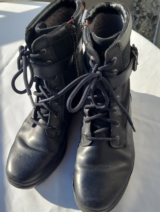 UGGS 9.5 - Picture 6 of 10